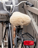 Sadelskydd till cykel. Shepherd Ebbe  i mjukt frskinn med resr runt ppningen.